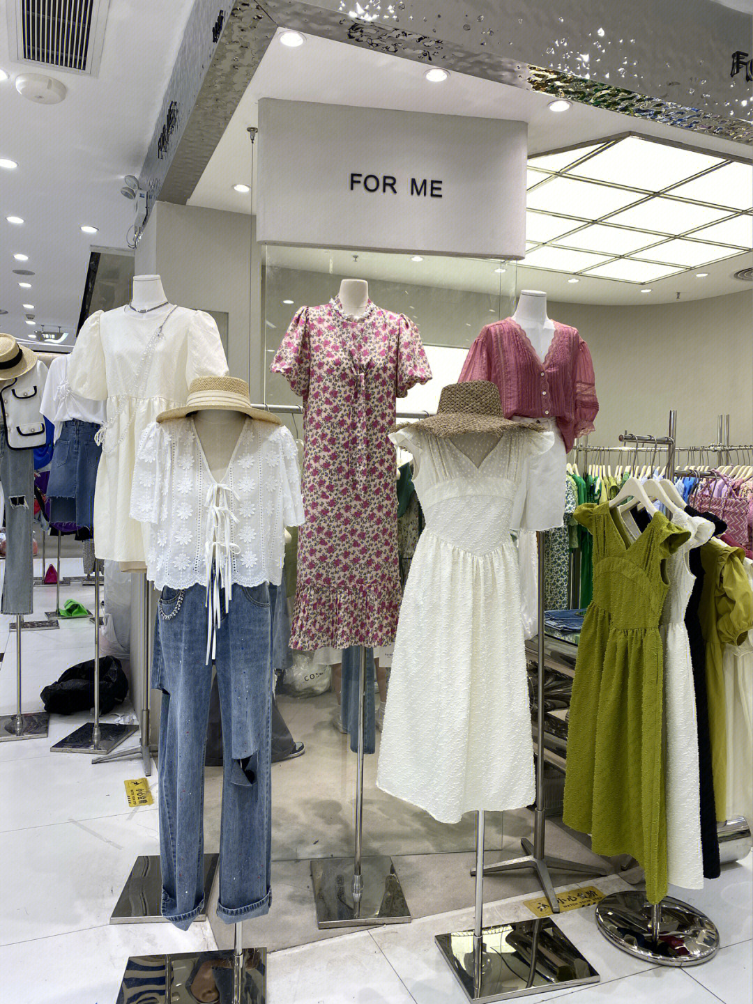 服装批发市场实拍 光影间的商业脉搏与时尚源头